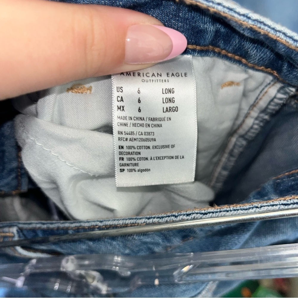American Eagle Tomgirl High Rise Button Distressed Regular Wash Women’s 6 Long - Picture 9 of 9